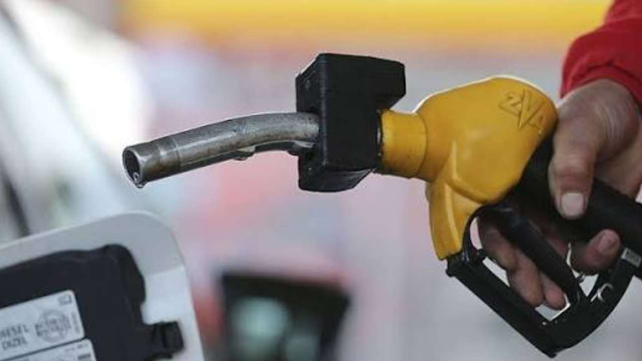 Akaryakıt istasyonuna yolu düşenin vay haline! Zam tabelaya yansıdı